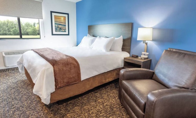 Mitchell Hotel | Roomy Stay with Full Kitchen Near Scenic Lake Trails and Hiking Adventures