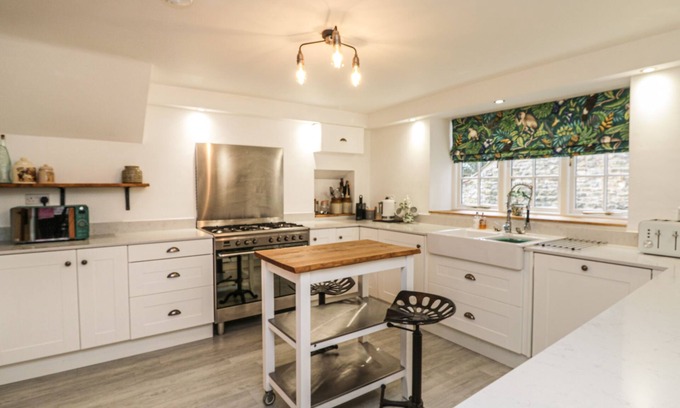 Thornton Dale Cottage | RORTY CRANKLE, pet friendly, with open fire in Thornton Dale