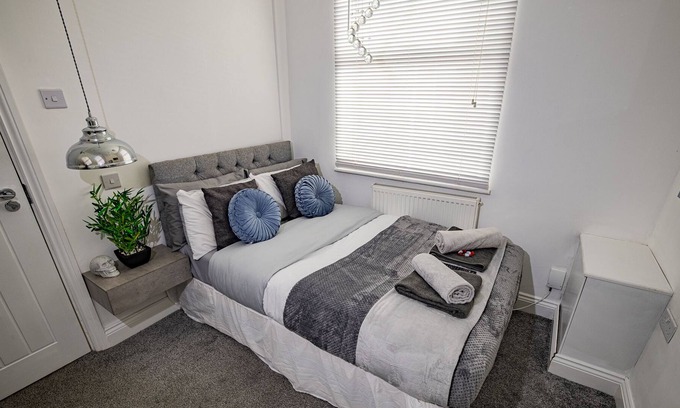 Middlesbrough House | Roscoe House 4 Bedrooms