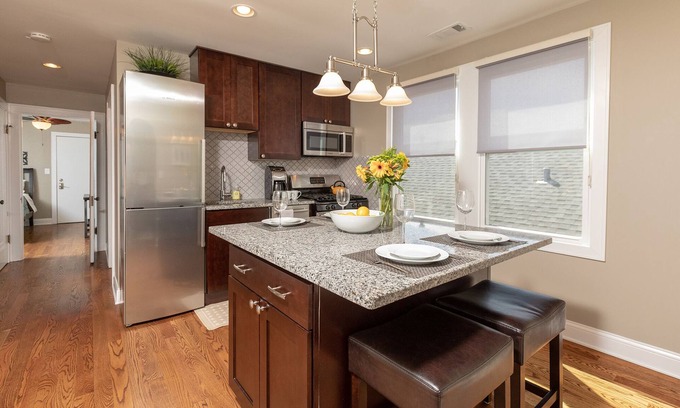 Roscoe Village Apartment | Roscoe Village Inn -Guesthouse - Walk to Chicago's Wrigley Field