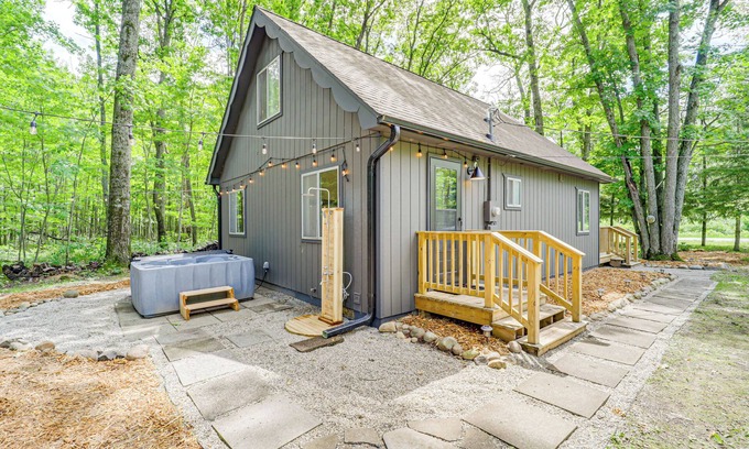 Higgins Lake Cabin | Roscommon Chalet w/Hot Tub Near Higgins Lake!
