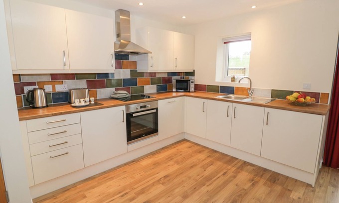 Ardens Grafton Cottage | ROSE COTTAGE, family friendly, with a garden in Welford-On-Avon