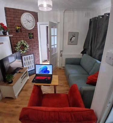 Walsall House | Rose Cottage-4 BED HOUSE FOR CONTRACTORS & FAMILIES Close to M6, J10-NO PARTIES ALLOWED