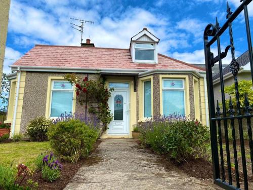 Portrush House | Rose Cottage: Delightful 4 bedroom detached home