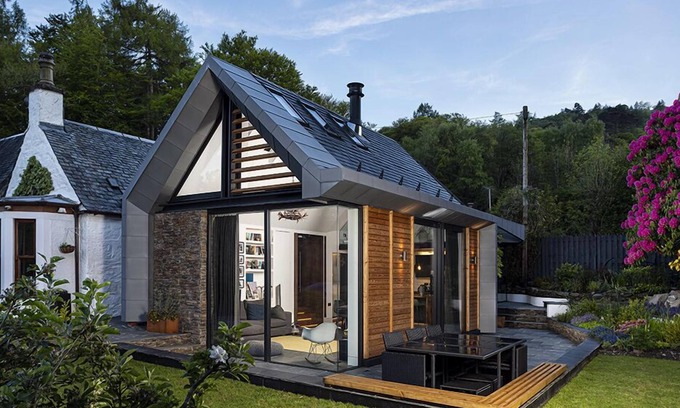 Luss Cottage | Roselea Cottage, an outstanding Cottage in Aldochlay next to Luss Loch Lomond with Loch views