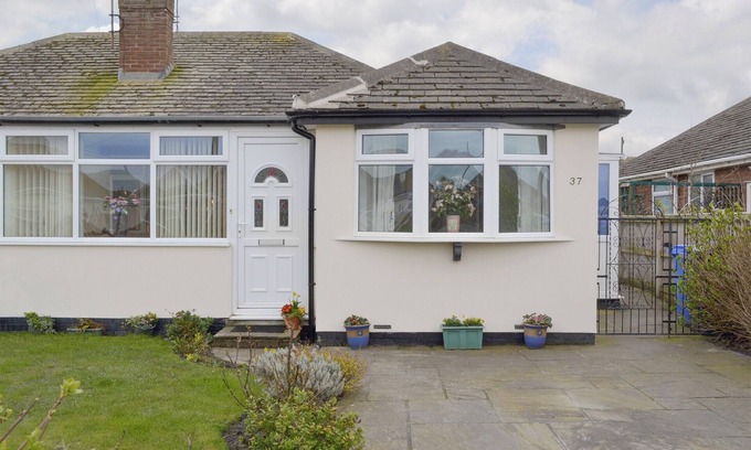 Thornton-Cleveleys Cottage | Rossall Beach Cottage