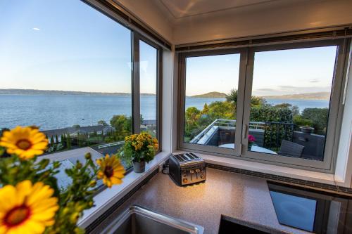 Kawaha Point House | Rotorua Serenity Lakeview Retreat