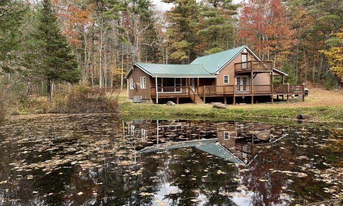 Montebello Cabin | Roudy’s Retreat: Secluded Mountain Cabin with Hot Tub and Private Pond