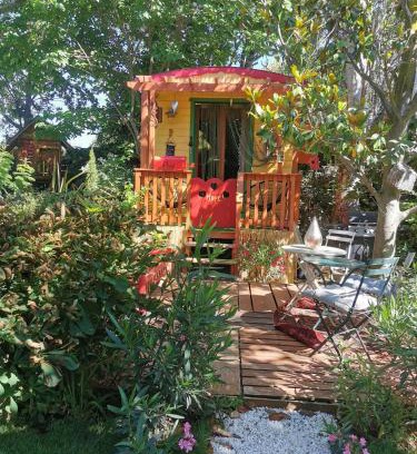 Paradou Apartment | Roulotte HOPE-Le jardin de Mia