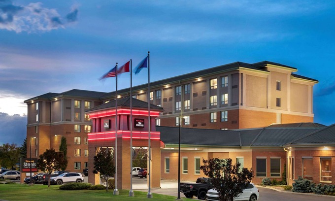 Calgary Hotel | Royal Hotel Calgary, Trademark Collection by Wyndham