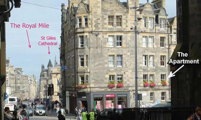 Old Town Apartment | Royal Mile apt, just 1 min from Edinburgh Castle!