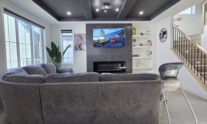 Southwest Edmonton House | Royal Palace-Luxurious Guest Lodge 5 Bedrooms 2 living rooms, 3.5 bathrooms.