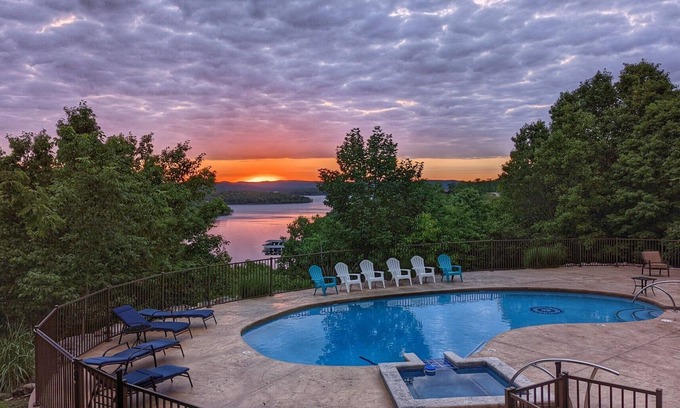 Lampe House | Royal View your holiday escape on Table Rock Lake near Branson Attractions.