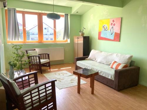 Zemun Apartment | Artists Inn, large 2 bed duplex apartment, parking