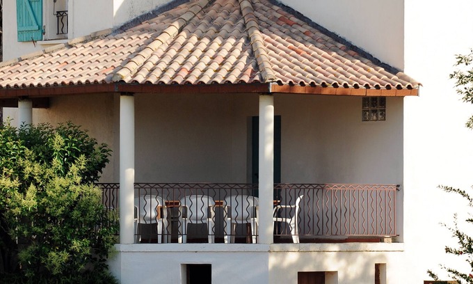 Beziers Cottage | Rural gîte with terrace, shared swimming pool, quiet, near Canal du Midi
