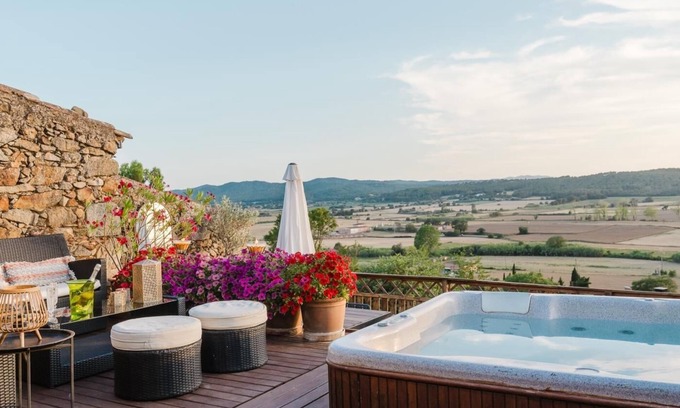 Pals Villa | Rural house with jacuzzi in Pals