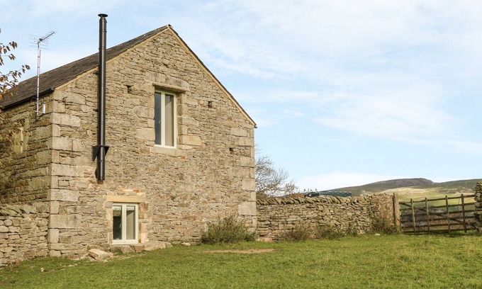 Settle Cottage | RUSHTON BARN, pet friendly, with open fire in Settle