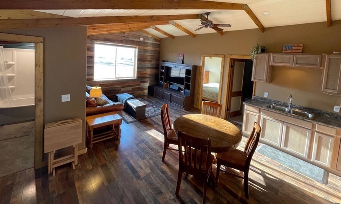 Corvallis Apartment | Rustic 2 bed/1 bath Cabin above shop +hot tub!