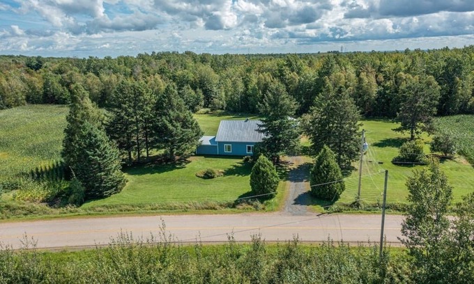 Mauricie Ski Chalet | Rustic & Modern Chalet. 32 Acre of Land. Avec SPA