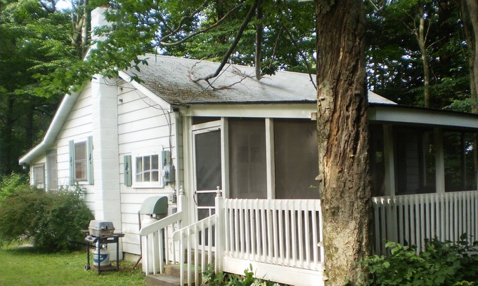 Greentown Cabin | Rustic Cabin Promised Land State Park, Poconos- Walking Distance To Both Lakes
