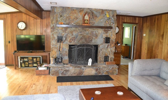Franklin Cabin | Rustic Charm 4-bedroom spacious Cabin with Big Smokey Mountain VIEW!