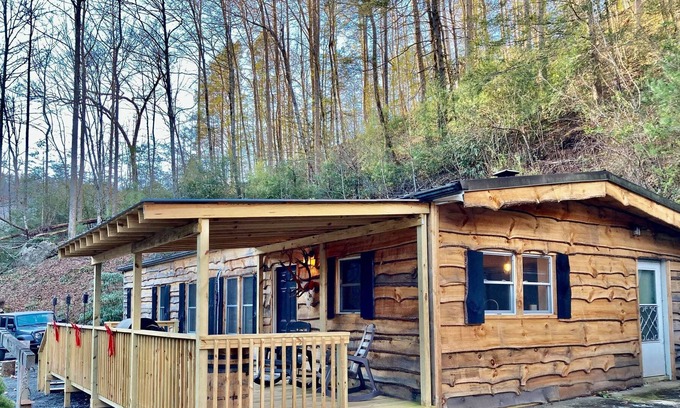Mortimer House | Rustic/Chic Cabin- Pisgah National Forest -Wilson Creek