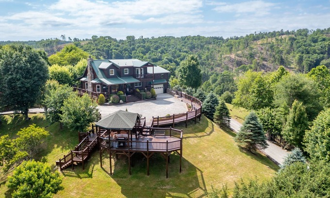 Piney Creek Cabin | Rustic Cosmic Cabin with Panoramic Mountain views!