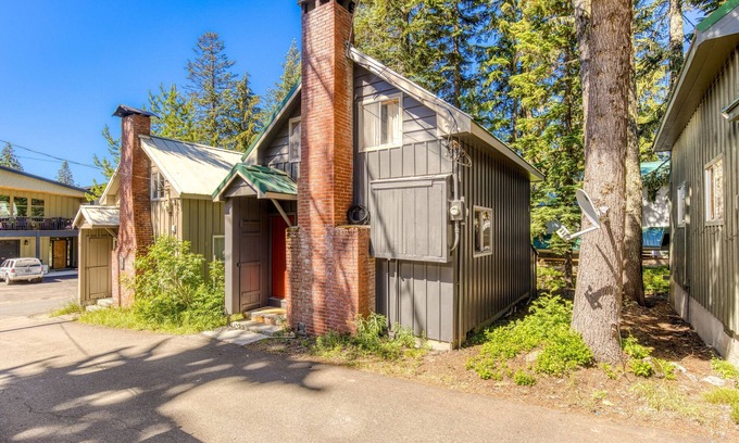 Government Camp House | Rustic & cozy cabin with fast WiFi & games - close to slopes, dining & golf