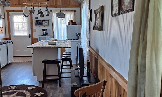 Gainesville Cottage | Rustic cozy cottage. Country living at irs best. Travel down tree lined roads.