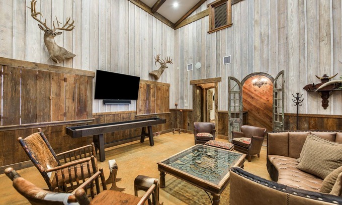 Doss Cabin | Rustic Elegance