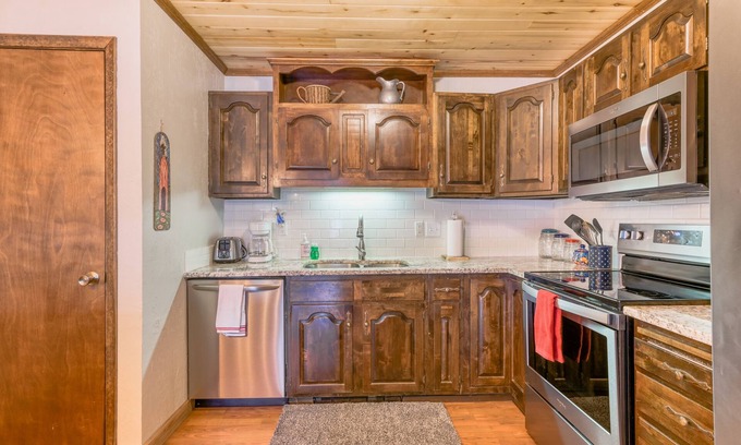 Red River House | Rustic getaway near skiing & town with fast WiFi, deck, grill, & private W/D