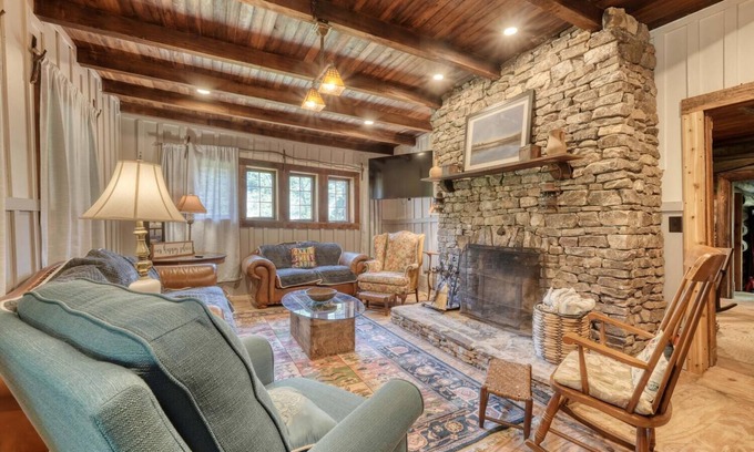 Dahlonega Cabin | Rustic Historical Cabin near Wineries & Gold Mines