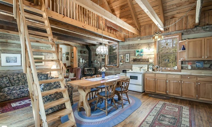 Utterson Cabin | Rustic historical log cabin schoolhouse in Muskoka