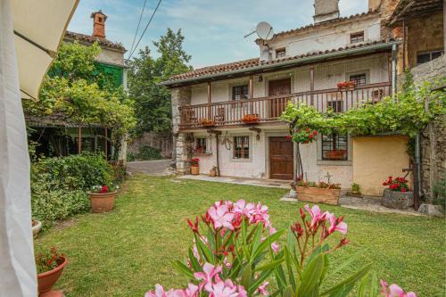 Kras Apartment | Rustic House Luin - Happy Rentals