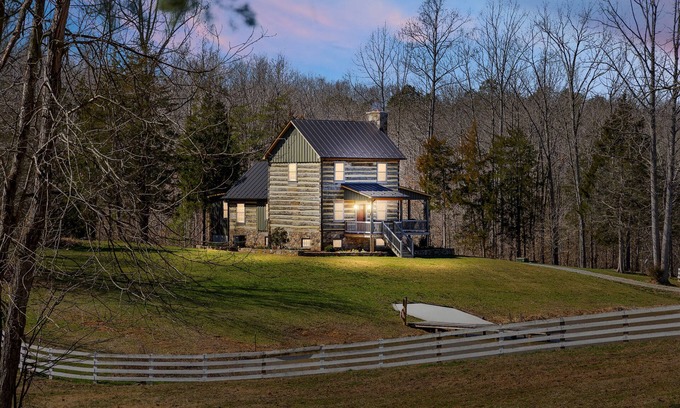 Cobham Cabin | Rustic Luxury Near Charlottesville & Wineries/Sauna - A Historic Cabin Retreat