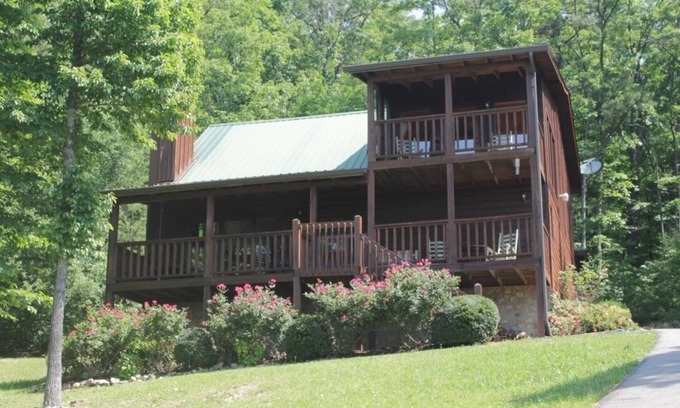 Gatlinburg - Pigeon Forge Cabin | "Rustic Relaxation" Lodge with a Gorgeous View!