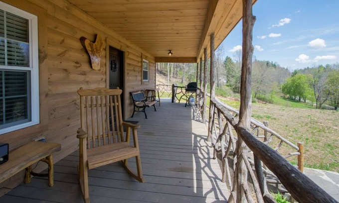 Tuxedo House | Rustic Ridge Getaway - Cozy Tiny Cabin Near Asheville and Blue Ridge Mountains