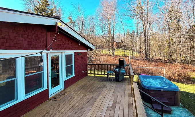 Wilmington House | Rustic VT Retreat – Hot Tub, Fire Pit, 12 Minutes to Mt. Snow