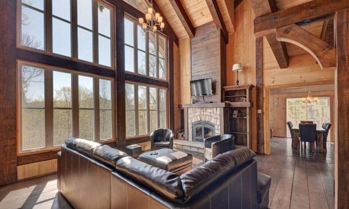 Val-des-Lacs Cabin | Rustic waterfront cottage