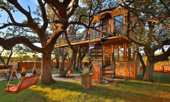 Baird House | Ryders Treehouse is the ultimate couples romantic private ranch stay!