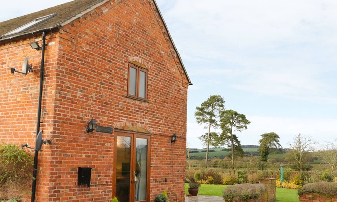 Easthope Cottage | RYELANDS COTTAGE, pet friendly, with a garden in Much Wenlock