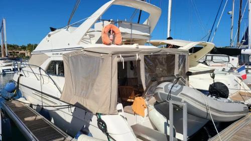 Saint-Raphael Boat Rental | Séjour insolite sur Yacht Princess 360 Fly