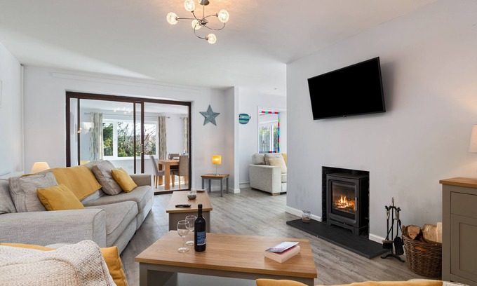 Saundersfoot Cottage | Sêr Môr - Peaceful Cottage with Log Burner