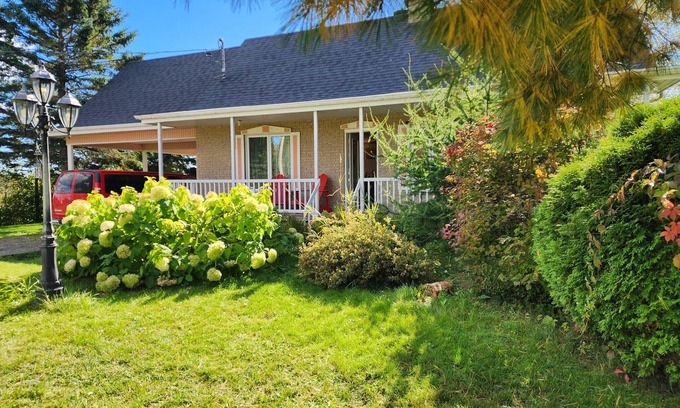 Begin House | Saguenay-Lac-Saint-Jean Getaway 3-Bedroom Holiday Cottage with Garden View
