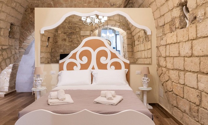 Bari City Centre Bed & Breakfast | Saint Michel Room by Wonderful Italy