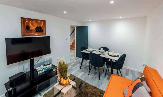 Trafford Apartment | Sale 2-Bedroom Apt - Sleeps 5 - Free Parking