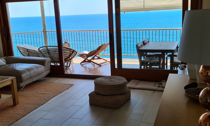 Cap de Salou Apartment | Salou superb 1st line air-conditioned apartment, wifi, direct access to the sea.