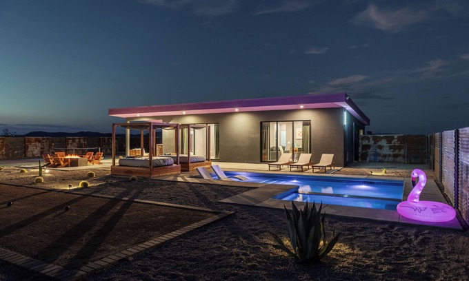 Joshua Tree House | Saltwater Pool - Pickleball - Bocce - Glamping - EVcharger in Joshua Tree