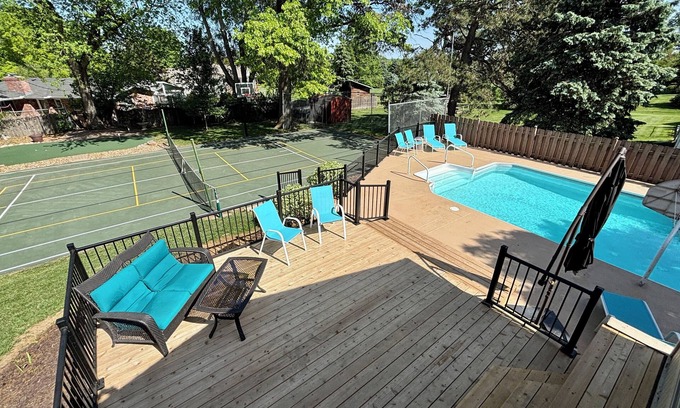Omaha House | Saltwater Pool, Pickleball Court, Indoor Hot Tub, Putting green! 5BR - 3.5BA