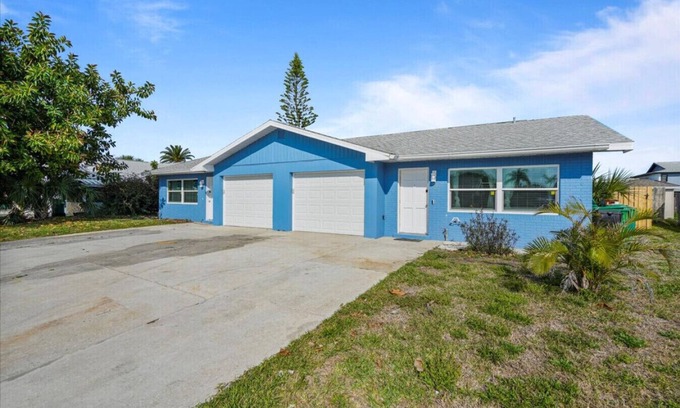 Indian Harbour Beach House | Saltwater Haven: 3bd+Dog Friendly+Bckyrd